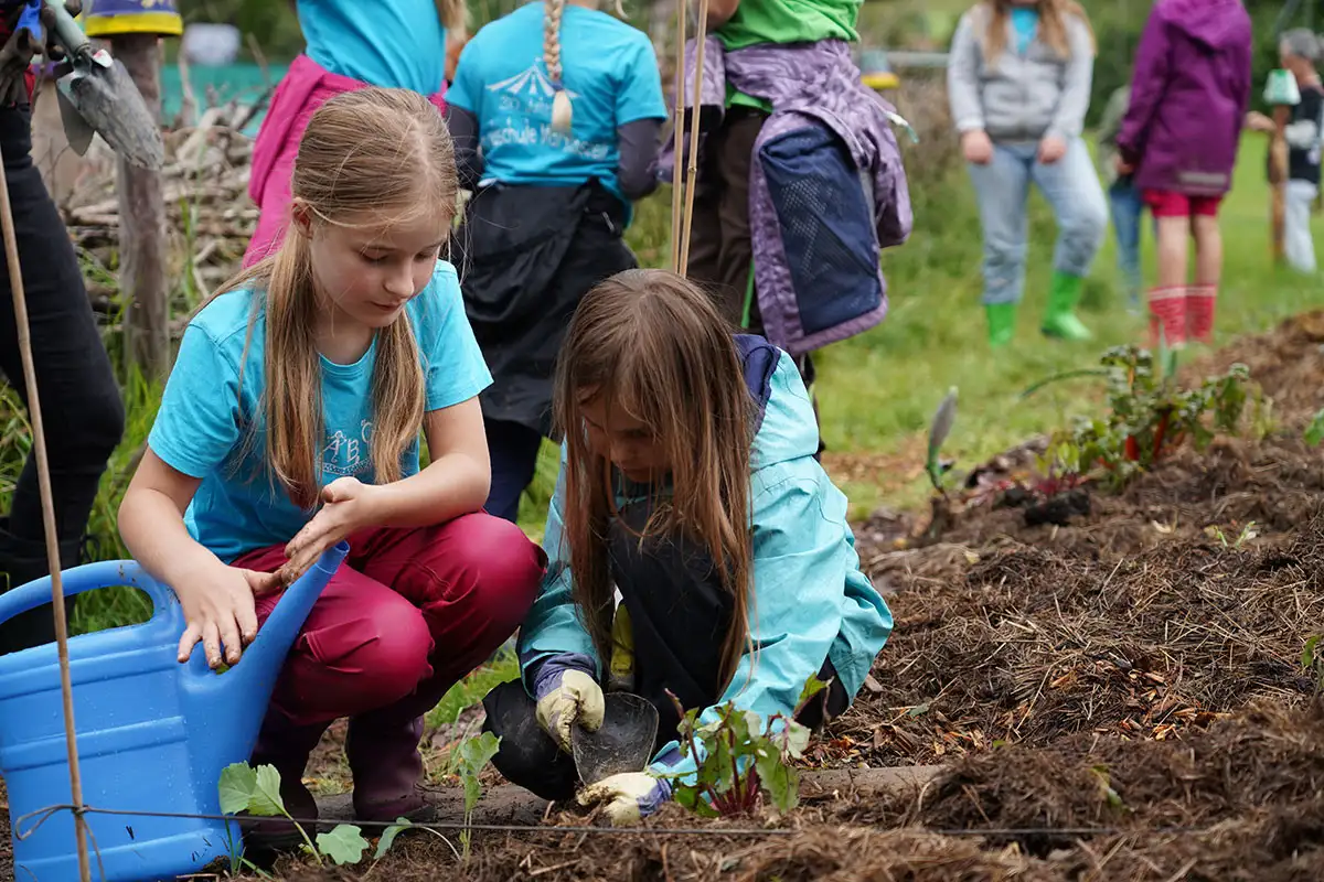 Gardening promotes the development of young people.