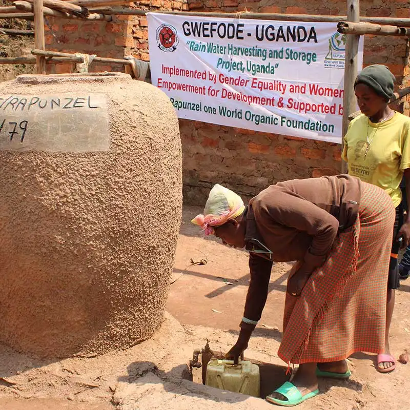 Women-headed households in particular benefit in many ways from rainwater tanks.
© GWEFODE Women-headed households in particular benefit in many ways from rainwater tanks.