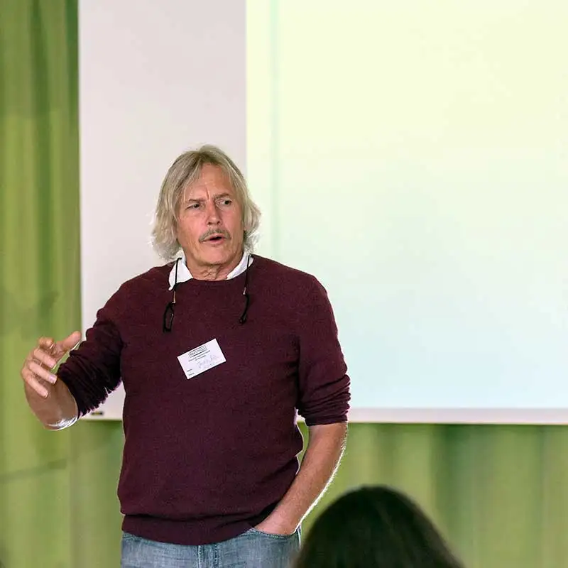 Joachim Milz, Director of the ECOTOP Foundation, explains the principle of dynamic agroforestry in a workshop at Rapunzel Naturkost. Joachim Milz, Director of the ECOTOP Foundation, explains the principle of dynamic agroforestry in a workshop at Rapunzel Naturkost.