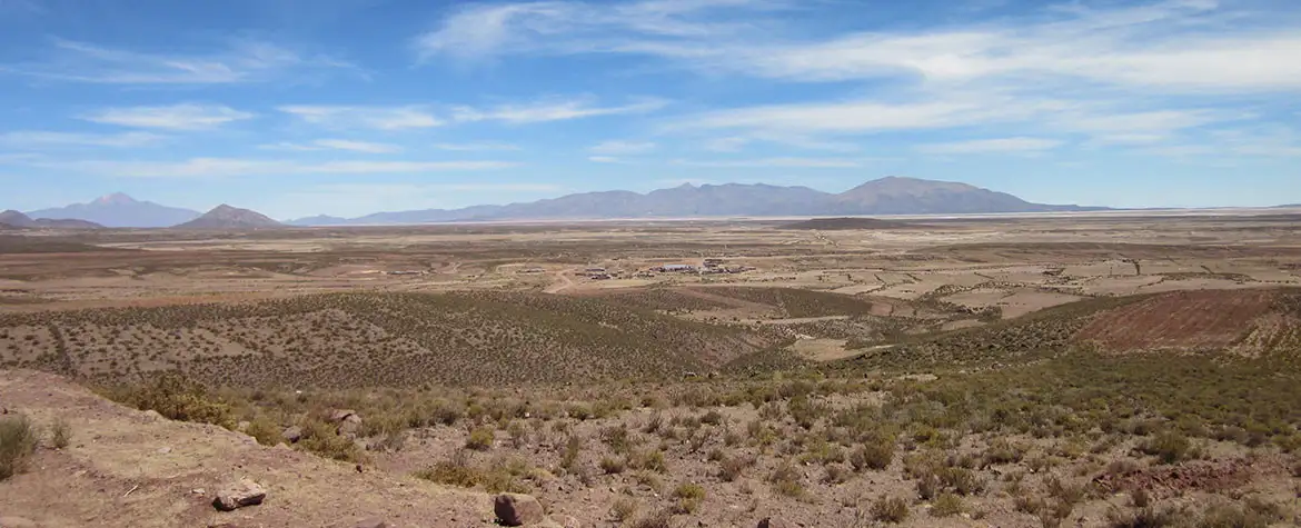 El altiplano de los Andes: Un cultivo sostenible precisa la protección del suelo, por ejemplo con arbustos, cultivos mixtos y superficies no cultivadas. El altiplano de los Andes: Un cultivo sostenible precisa la protección del suelo, por ejemplo con arbustos, cultivos mixtos y superficies no cultivadas.