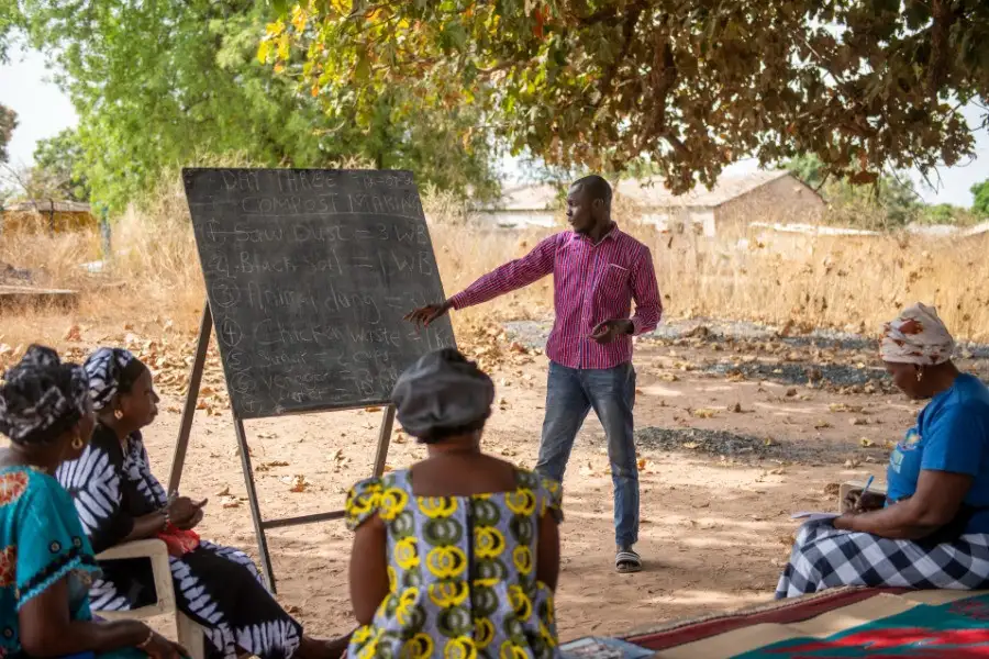 Schulungen im ökologischen Gartenbau gehören zum Frauenprojekt in Boraba, Gambia.
© Bente Stachowske Schulungen im ökologischen Gartenbau gehören zum Frauenprojekt in Boraba, Gambia.