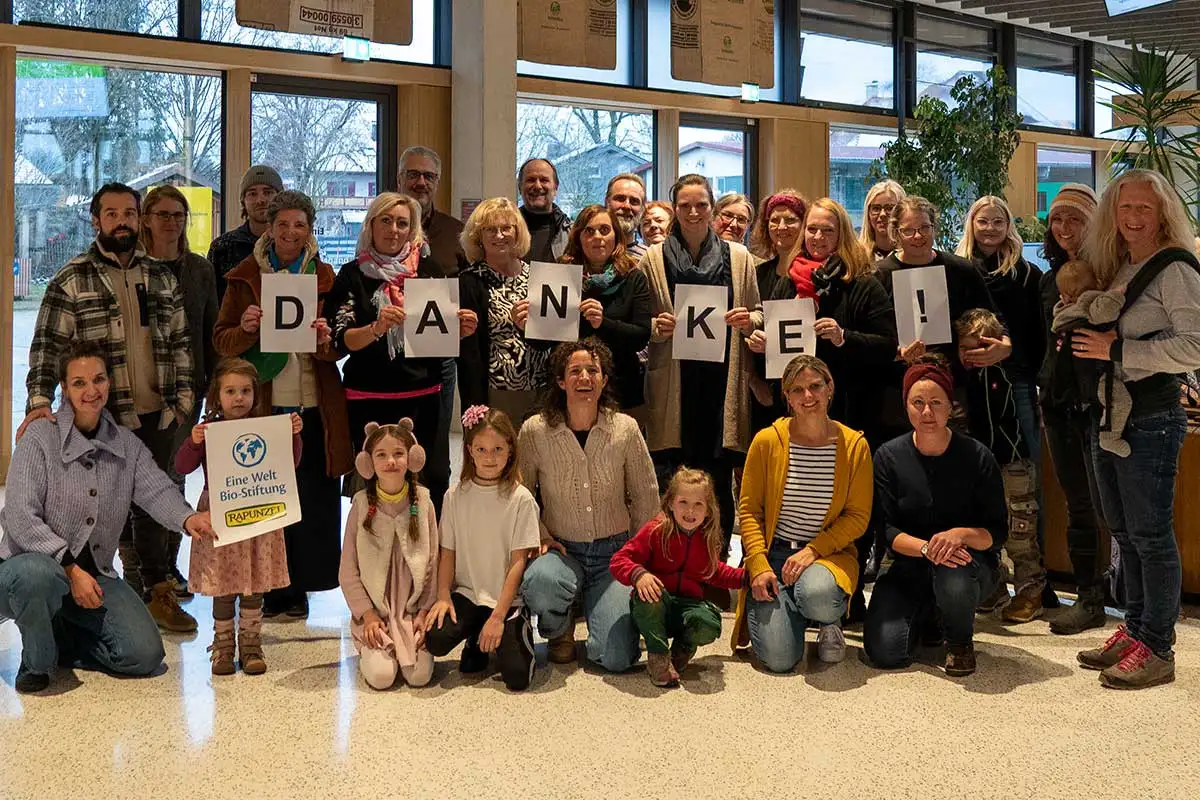 Rapunzel Stiftung bedenkt zehn Wald-, Natur- und Bauernhofkindergärten im Allgäu und in Oberschwaben Rapunzel Stiftung bedenkt zehn Wald-, Natur- und Bauernhofkindergärten im Allgäu und in Oberschwaben